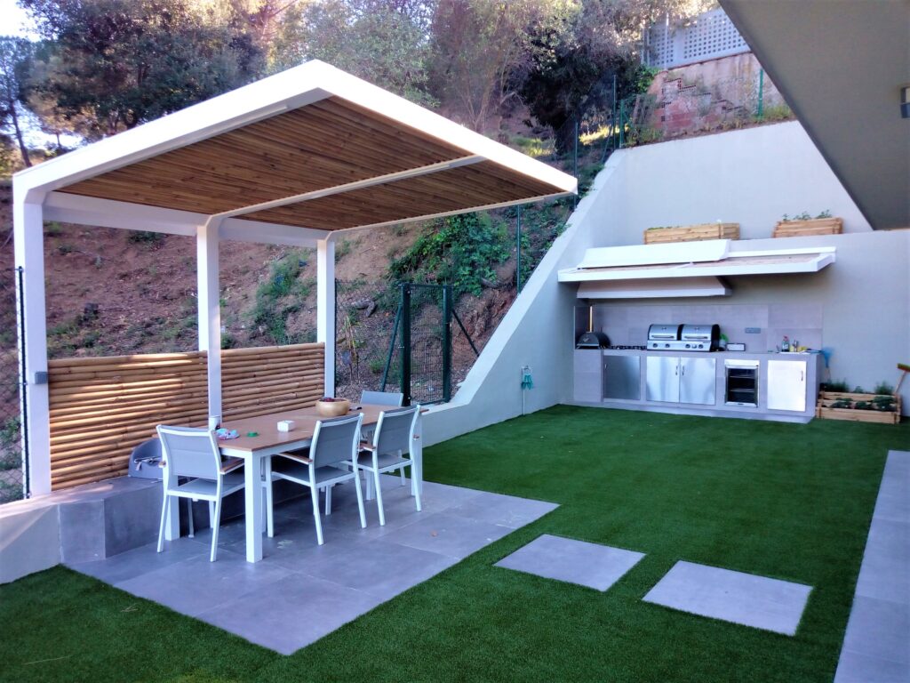Pérgola de hierro blanco con cubierta impermeable.
Bambú + policarbonato + bambú.