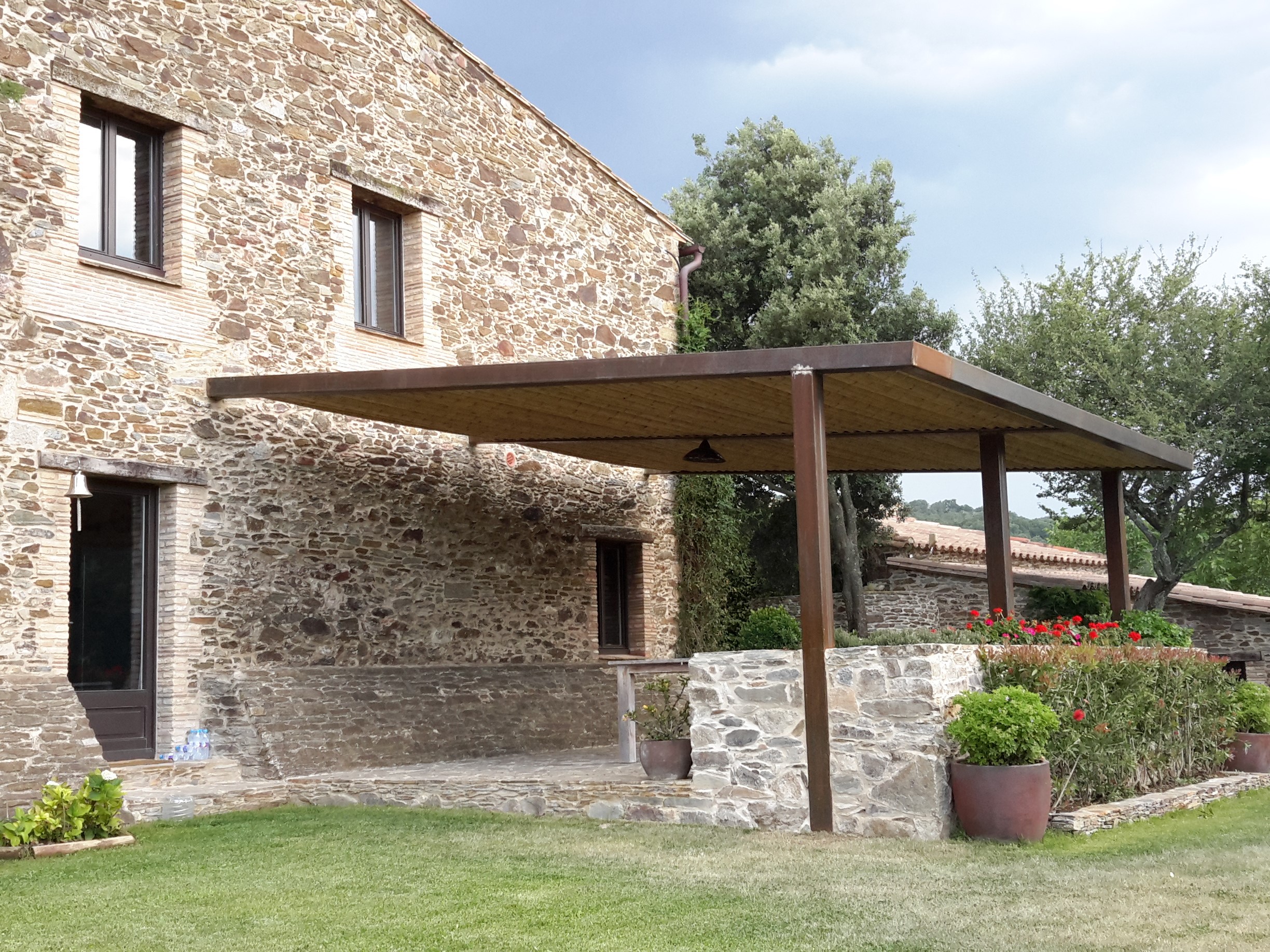 Pérgola de estructura de hierro con techo de cañas de bambú natural para exterior