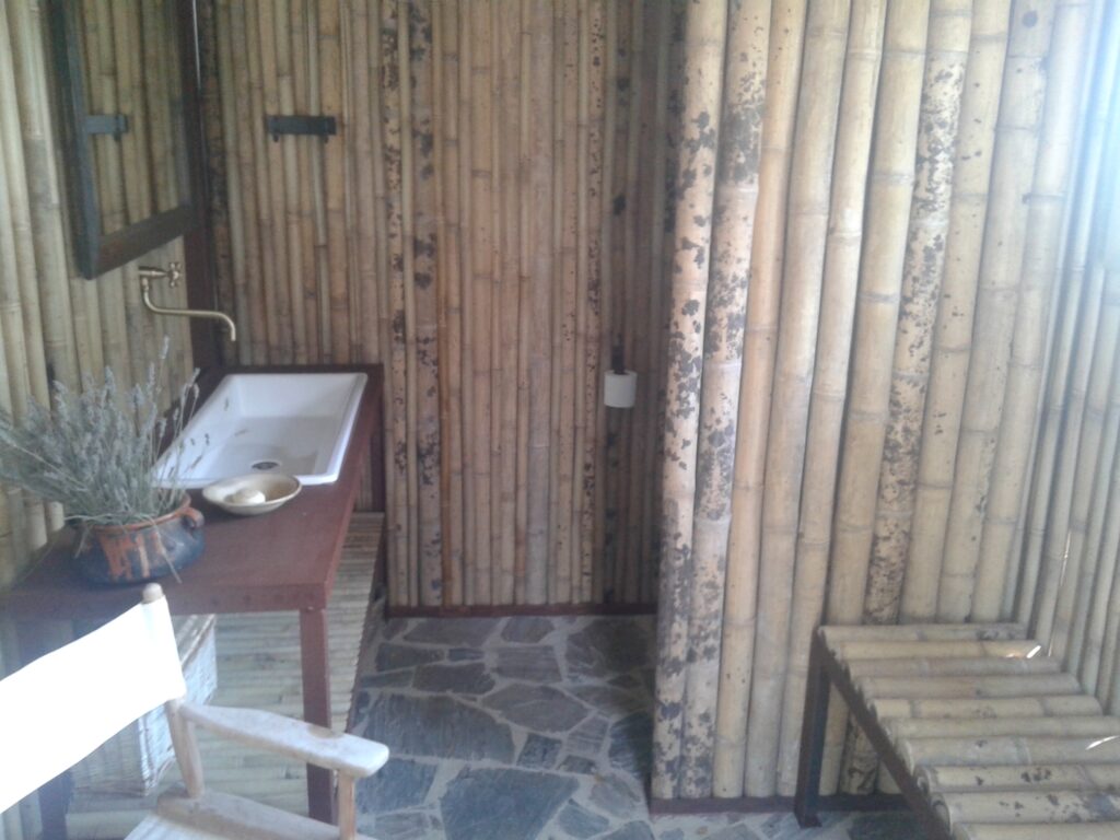 pérgola con zona chill out y baño de bambú guadua natural