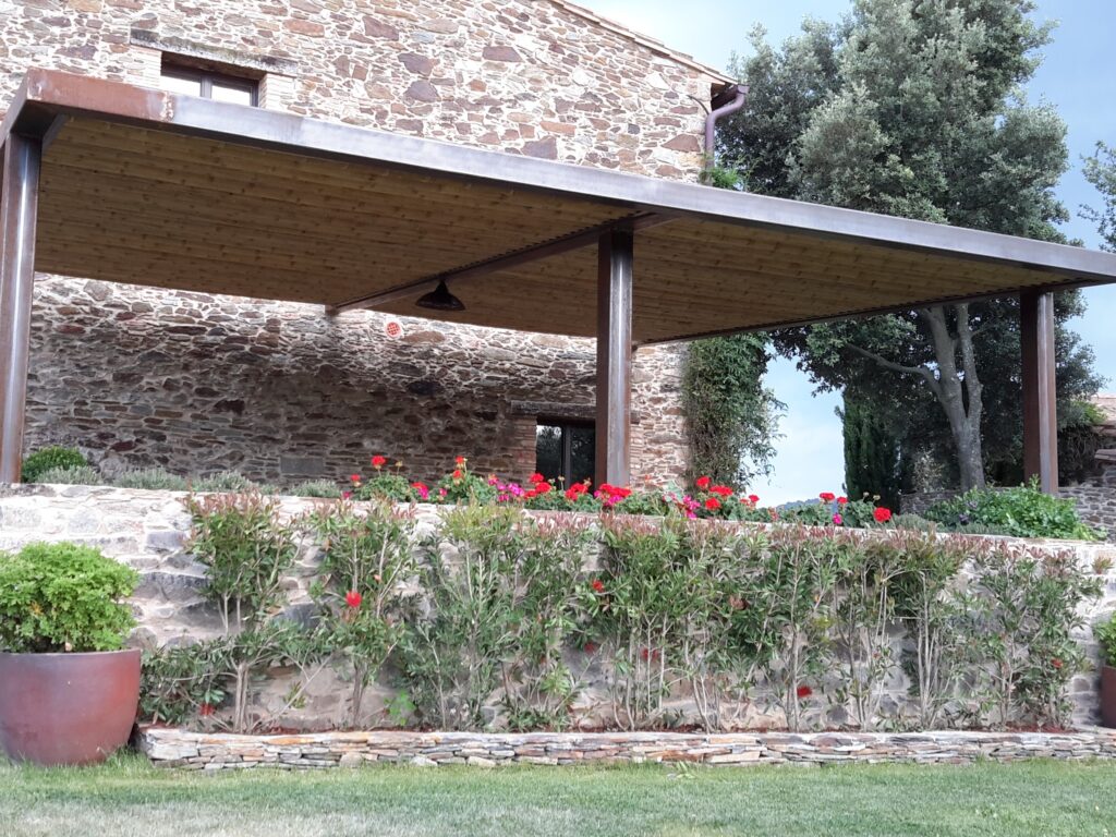 Pérgola de estructura de hierro con techo de cañas de bambú natural para exterior